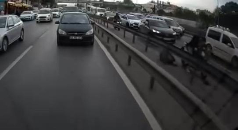 İstanbul - Küçükçekmece D-100 karayolunda motosikletin çarptığı yaya yaralandı
