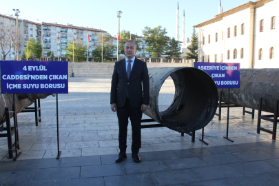 Sivas'ta belediye 'çürümüş boruları' meydanda sergiledi