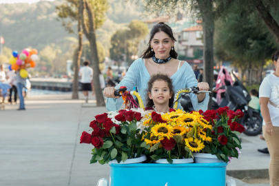 Çiçekçi kız Zeynep kalpleri fethetti