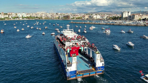 Çanakkale Boğazı’nda teknelerden Küresel Sumud Filosu'na destek turu