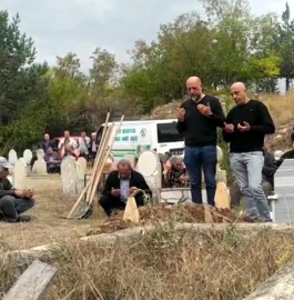 Babaları vefat edince veraset ilamı çıkarmak istediler, ölü göründüklerini öğrendiler / Video eklendi