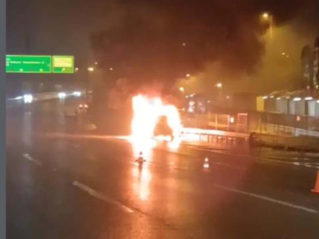 İstanbul - 15 Temmuz Şehitler Köprüsü'nde otomobil alev alev yandı