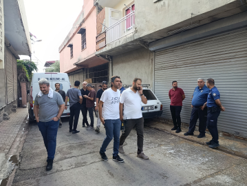 Polise bıçakla saldıran uyuşturucu bağımlısı, bacağından vurularak etkisiz hale getirildi / Video eklendi