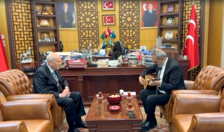 Yavuz Bingöl, Bahçeli'ye bağlama hediye etti