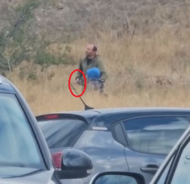 Eski eşine silah doğrultan şüpheliye gözaltı; o anlar kamerada