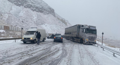 Erzincan-Sivas kara yolunda kar yağışı ulaşımı aksattı