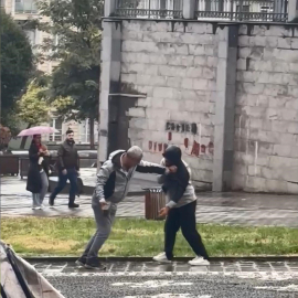 İstanbul - Gaziosmanpaşa'da tartıştığı kişiyi önce yerde sürükledi; sonra kaldırım taşıyla darbetti