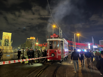 İstanbul- Taksim’de tramvayda çıkan yangın söndürüldü