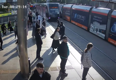 Tramvayın altında kalmaktan güvenlik görevlisi kurtardı; o anlar kamerada