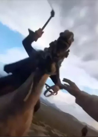 Yılkı atlarının fotoğrafını çeken turist aileden para talep eden zorbalar için savcıya ek iddianame izni verildi