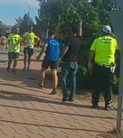 Halk koşusu nedeniyle yolu kesilen araç sürücüleri, koşucuları tartaklayıp hakaret etti