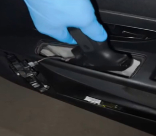 Otomobilin kapısında tabanca gizlemek için düzenek bulundu / Video eklendi