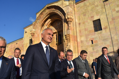 Bakan Ersoy: Halk kütüphanelerimizi çok işlevli merkezler haline getiriyoruz (2)