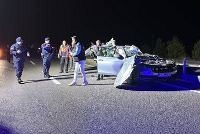 Otomobil, kavşakta bekleyen kamyona çarptı; 1 ölü, 1 yaralı
