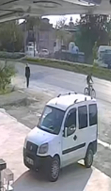 Durakta beklerken hafif ticari aracın çarptığı kadın öldü; kaza anı kamerada
