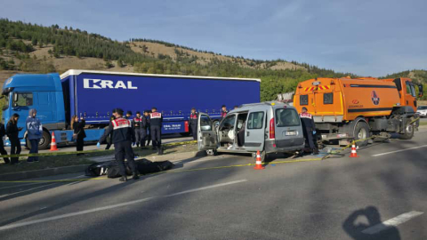 Hafif ticari araçla kamyon çarpıştı: 4 ölü, 2 yaralı / Ek fotoğraflar