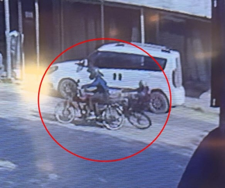 Motosikletin bisikletle çarpıştığı kaza kamerada: 2 yaralı