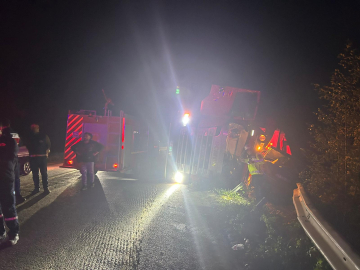Kastamonu’da devrilen TIR otomobili bariyere sıkıştırdı; 2 yaralı