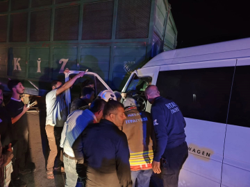 Hatay'da işçileri taşıyan servis minibüsü traktörün römorkuna çarptı: 14 Yaralı