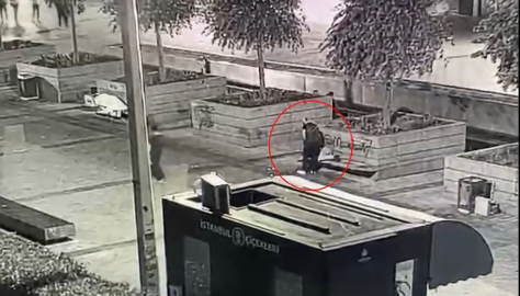 İstanbul- Taksim’de bankta uyuyan adamın telefonunu çaldı; kaçarken suçüstü yakalandı yere atıp kırdı