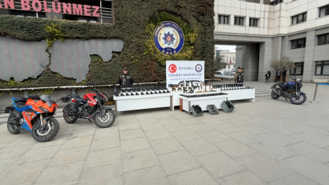 İstanbul- İstanbul'da 'motosikletli' suç örgütlerine düzenlenen operasyonlarda ele geçirilenler sergilendi