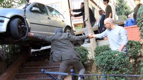İstanbul- Şişli'de yokuştan kayan otomobil çocuk parkına girdi