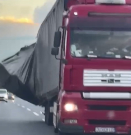 İstanbul - TIR şoförü zikzak çizerek ilerledi; dorsedeki yükler yola savruldu