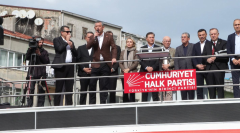 İstanbul - Özgür Özel Çağlayan'daki İstanbul Adalet Sarayı önünde konuşma yaptı