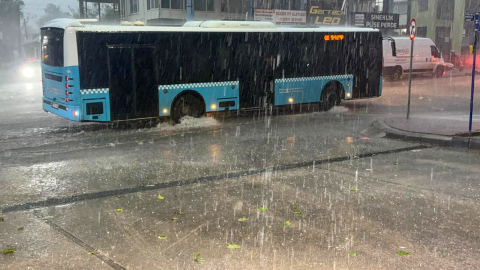 Antalya'da sağanak ve dolu hayatı felç etti