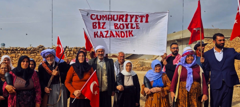 Şanlıurfa'da yöresel kıyafetli Cumhuriyet Bayramı kutlaması