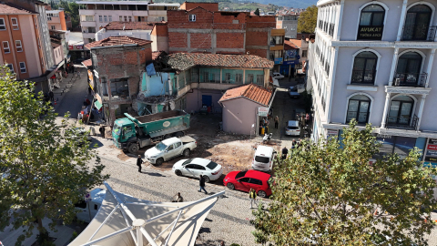 Sındırgı'da depremin ardından evlerine girmeye çekinenler, çadırlarda kalıyor (3) / Video eklendi