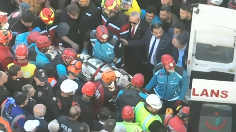 Gebze'de bina çöktü; 5 kişiden 1'i sağ, 2'sinin cansız bedeni çıkarıldı / Ek fotoğraflar