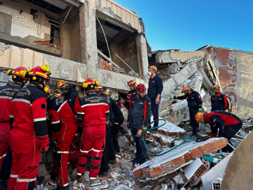 Gebze'de bina çöktü; 5 kişiden 2'sinin cansız bedenine ulaşıldı (12)