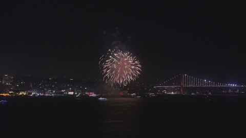 İstanbul - İstanbul Boğazı'nda Cumhuriyet Bayramı havai fişek gösterileri eşliğinde coşkuyla kutlandı