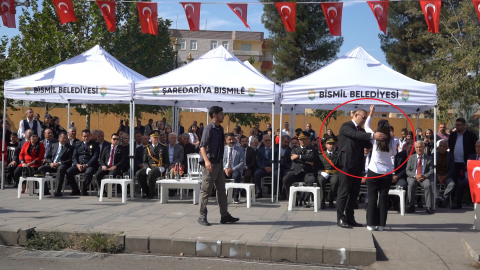 Diyarbakır’da İstiklal Marşı’nı okurken ağlayan öğrenciyi, Kaymakam teselli etti