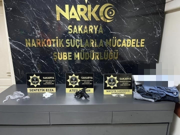 Anne ve oğlu tutuklandı; ellerindeki uyuşturucuyu kot pantolonlarla takas etmişler