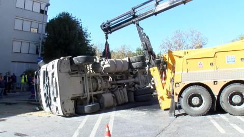 İstanbul - Beşiktaş'ta yükünü boşaltan hafriyat kamyonu devrildi; kaza kamerada