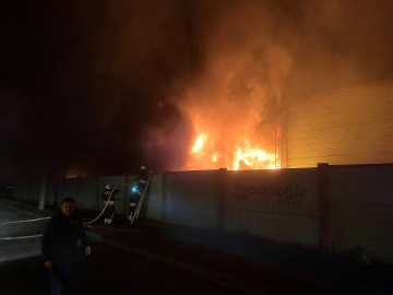 Samsun'da geri dönüşüm tesisindeki yangın 3,5 saatte kontrol altına alındı