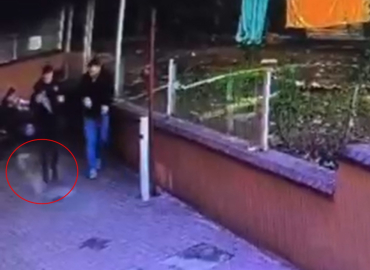 Bursa- İtfaiyeci, AVM balkonundan atılan içi dolu pet şişeden son anda kurtuldu /Video eklendi