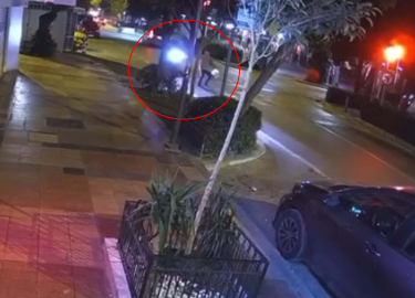 Motosikletin çarptığı yaya hayatını kaybetti; kaza kamerada