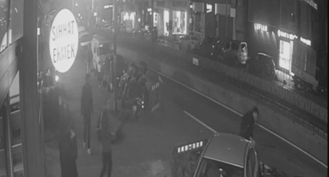 İstanbul- Sultangazi'de tek teker üzerinde ilerleyen motosikletli otomobile çarptı; kaza kamerada