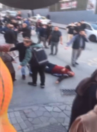 İstanbul - Sultangazi'de çocuğu taciz ettiği öne sürülen kişiyi mahalleli darbetti