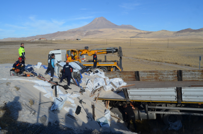 Toprak yığınına çarpan TIR'ın şoförü öldü