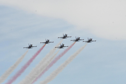 Türk Yıldızları'ndan Çorlu'da gösteri uçuşu