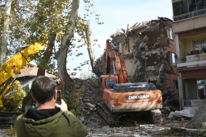 Sındırgı'da depremden sonra 9 ağır hasarlı bina kontrollü şekilde yıkıldı