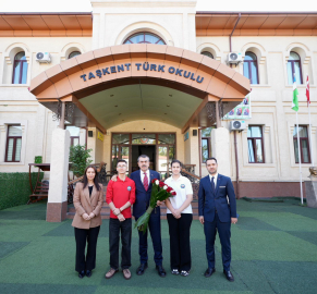 Bakan Tekin, Özbekistan'da Taşkent Türk Okulu'nu ziyaret etti
