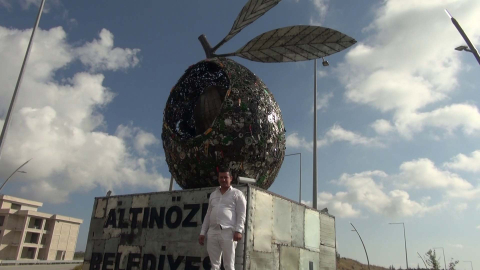 Altınözü'ne, atıklardan 8 metre yüksekliğinde, 5 ton ağırlığında 'zeytin tanesi' heykeli yaptı