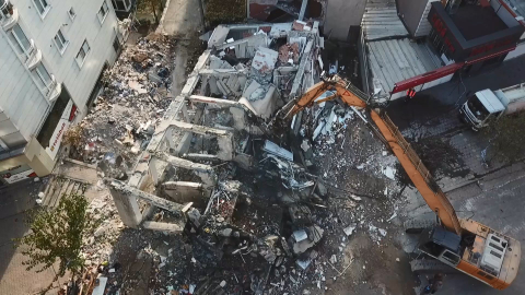 Kocaeli’de yıkılan binanın yakınındaki binalar tahliye edildi; ekipler inceleme başlattı (4)