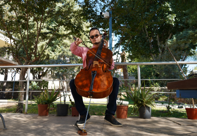 Görme engelli müzik öğretmeninden hastalara ‘ritim ve şarkılı terapi’