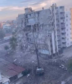 Diyarbakır’da ağır hasarlı 8 katlı bina, yıkım sırasında çöktü